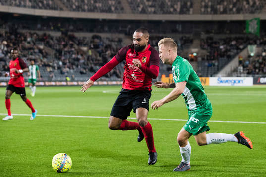 Vasalunds Patrik Amoah i kamp om bollen med Hammarbys