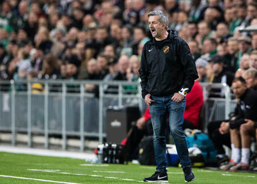 Vasalunds tränare Nebojsa Novakovic med en kaptensbindel