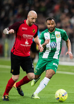 Vasalunds Kenny Pavey i kamp om bollen med Hammarbys