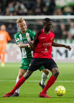 Hammarbys Sander Svendsen i kamp om bollen med Vasalunds