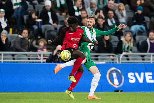 Vasalunds Daniel Moshito i kamp om bollen med Hammarbys