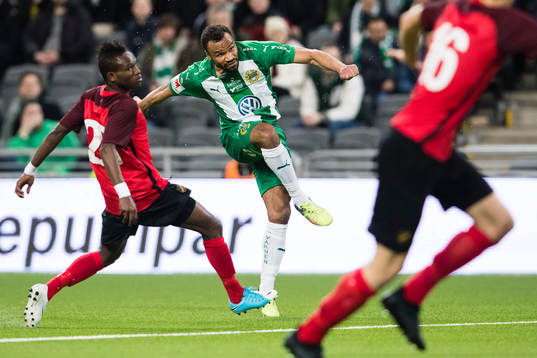 Hammarbys Serge-Junior Martinsson Ngouali med ett skott