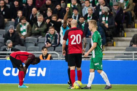 Domare Farouk Nehdi ger Vasalunds Kenny Pavey ett gult kort