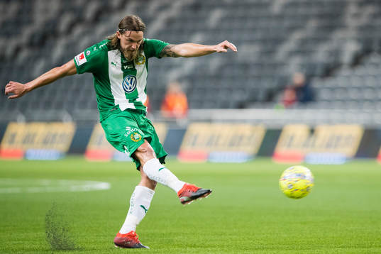 Hammarbys Björn Paulsen med en frispark