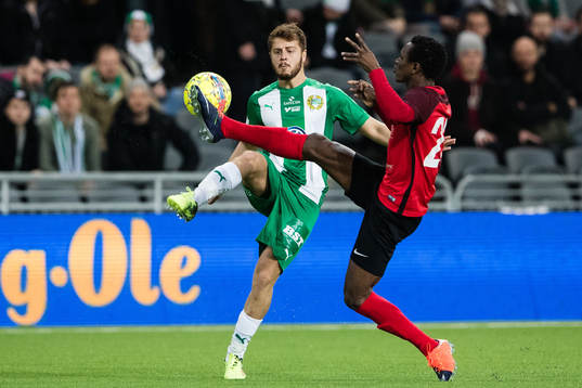 Hammarbys Rebin Asaad i kamp om bollen med Vasalunds Hamza