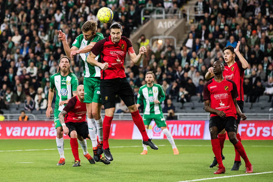 Hammarbys Marcus Degerlund i en nickduell med Vasalunds