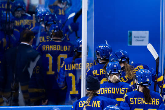 Team Sweden leaves the ice