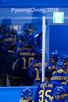 Team Sweden leaves the ice