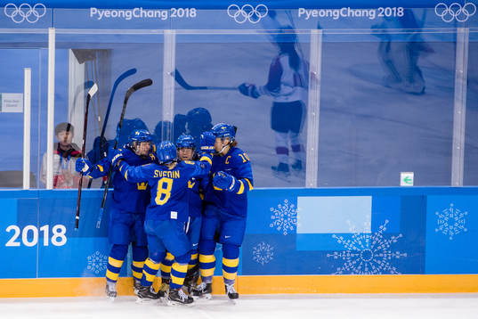 Team Sweden celebrating the 1-1 goal by Lisa Johansson in
