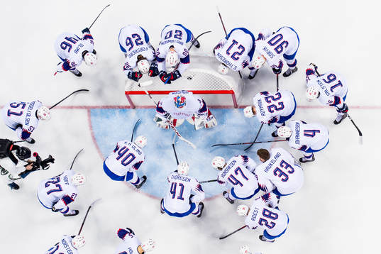 The players of Team Norway gather around the goal