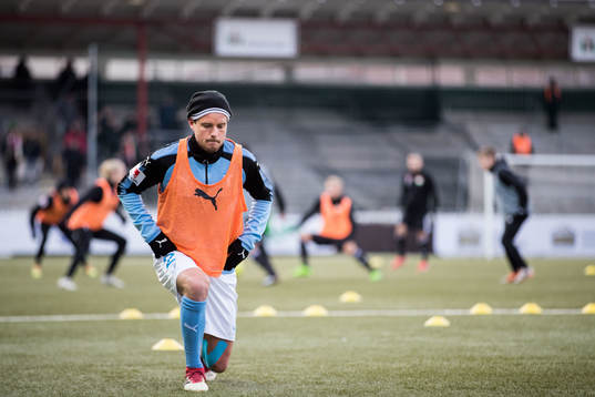 Malmö FFs Eric Larsson värmer upp