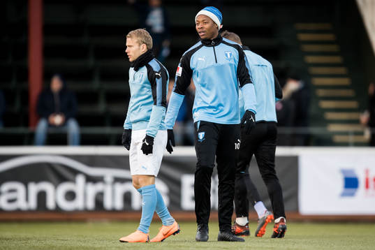 Malmö FFs Carlos Strandberg värmer upp
