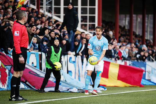 Malmö FFs Eric Larsson reagerar på ett domslut