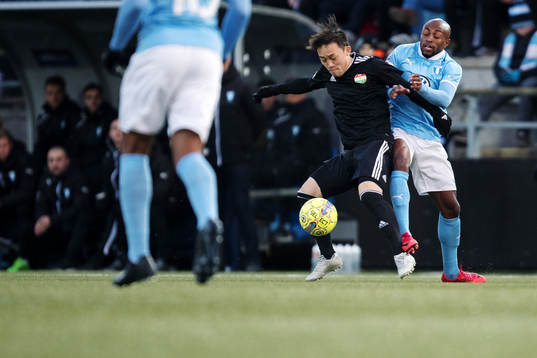 Dalkurds Yukiya Sugita i kamp om bollen med Malmö FFs