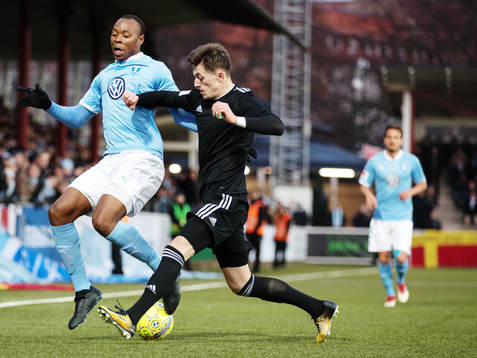Malmö FFs Carlos Strandberg och Dalkurds Rawez Lawan i