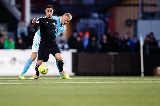 Dalkurds Younes Bonn Marzouk i kamp om bollen med Malmö