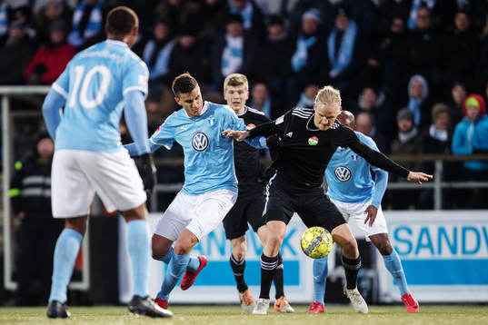 Malmö FFs Alexander Jeremejeff i kamp om bollen med