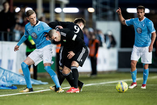 Malmö FFs Sören Rieks i duell om bollen med Dalkurds