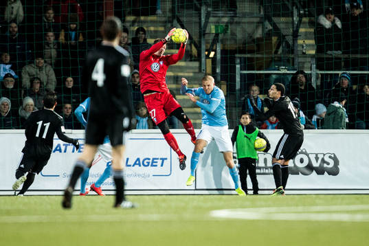 Malmö FFs målvakt Johan Dahlin räddar