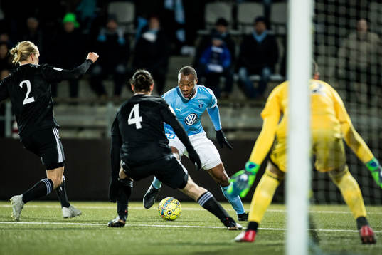 Malmö FFs Carlos Strandberg driver med bollen