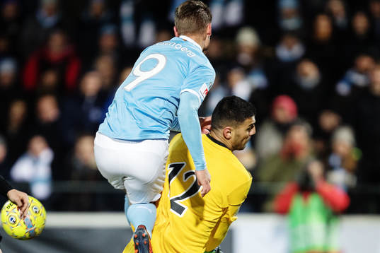 Malmö FFs Markus Rosenberg kolliderar med Dalkurds