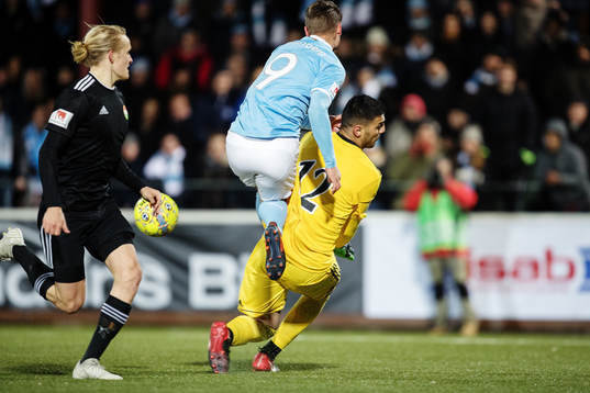Malmö FFs Markus Rosenberg kolliderar med Dalkurds