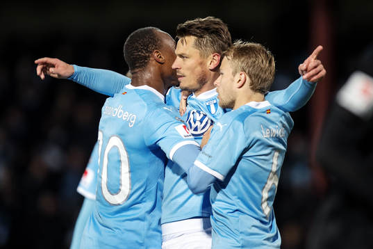 Malmö FFs Markus Rosenberg (mitten) jublar med Carlos