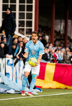 Malmö FFs Eric Larsson protesterar mot domslut