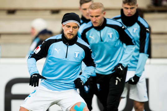 Malmö FFs Eric Larsson värmer upp