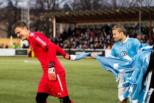 Malmö FFs målvakt Johan Dahlin får hjälp av Oscar