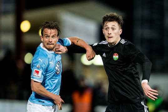 Malmö FFs Eric Larsson och Dalkurds Leonard Pllana