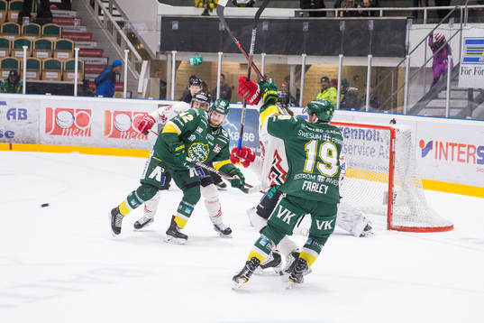 Björklövens Filip Riska framför Vita Hästens mål