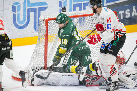 Björklövens Axel Ottosson blir tacklad in i målburen av