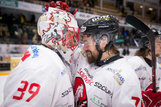 Vita Hästens målvakt Viktor Kokman blir grattad och