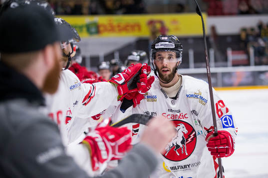 Vita Hästens Emil Eriksson jublar