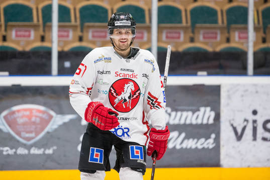 Vita Hästens August Gunnarsson jublar