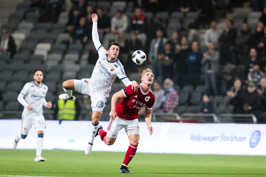 Djurgårdens Kerim Mrabti i en nickduell med Degerfors