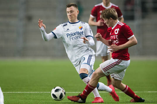 Djurgårdens Fredrik Ulvestad i kamp om bollen med