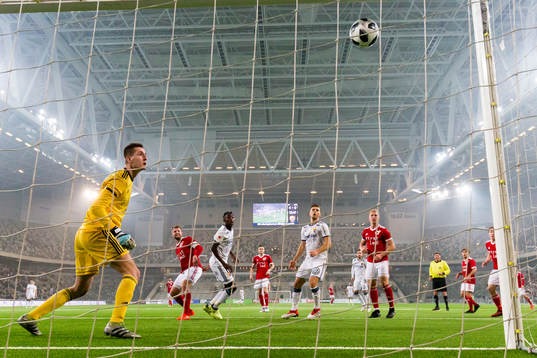 Degerfors målvakt Dario Miskic ser hur nicken från