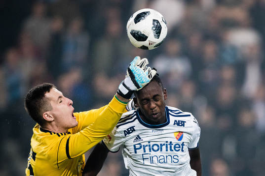 Degerfors målvakt Dario Miskic försöker greppa bollen