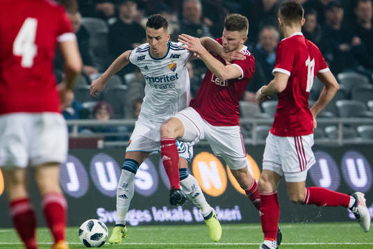 Djurgårdens Haris Radetinac i kamp om bollen med Degerfors