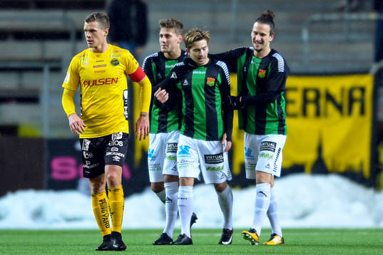 GAIS Andreas Östling jublar med lagkamrater