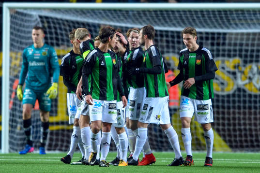 GAIS Andreas Östling jublar med lagkamrater