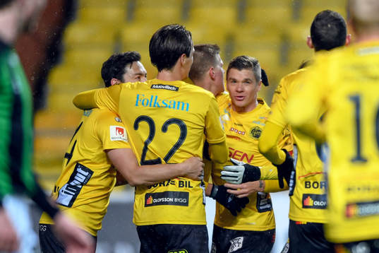 Elfsborgs Joakim Nilsson jublar med lagkamrater
