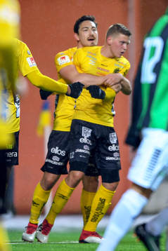 Elfsborgs Joakim Nilsson och Stefan Ishizaki jublar