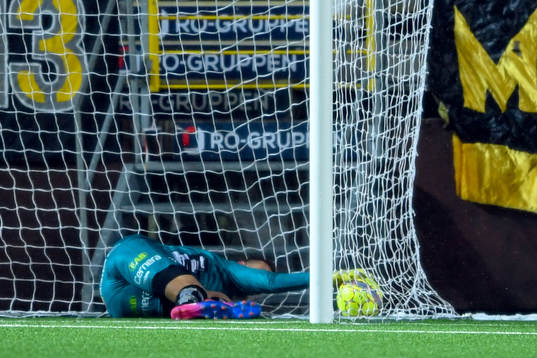 Elfsborgs målvakt David Olsson ligger och deppar
