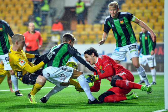 Elfsborgs Daniel Gustavsson och GAIS Erik Westermark och