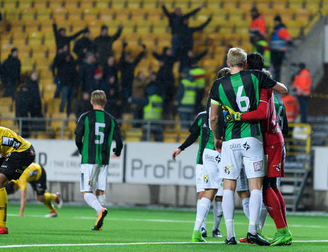 GAIS Calle Nyström och målvakt Damir Mehic kramar om