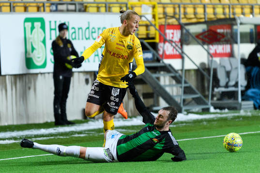 GAIS Niklas Olsson bryter bollen av Elfsborgs Jesper