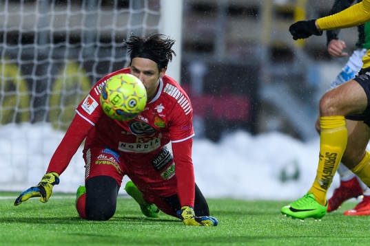 GAIS målvakt Damir Mehic har koll på boll